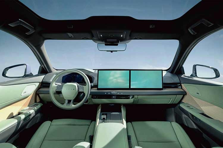 Phiên bản Lexsu ES 350e mới sẽ được trang bị một mô-tơ điện đặt cầu trước, cho công suất 224 mã lực. Mẫu xe này có khả năng tăng tốc từ 0 đến 100 km/h trong 8,9 giây, với phạm vi hoạt động lên tới 635 km theo chuẩn NEDC.