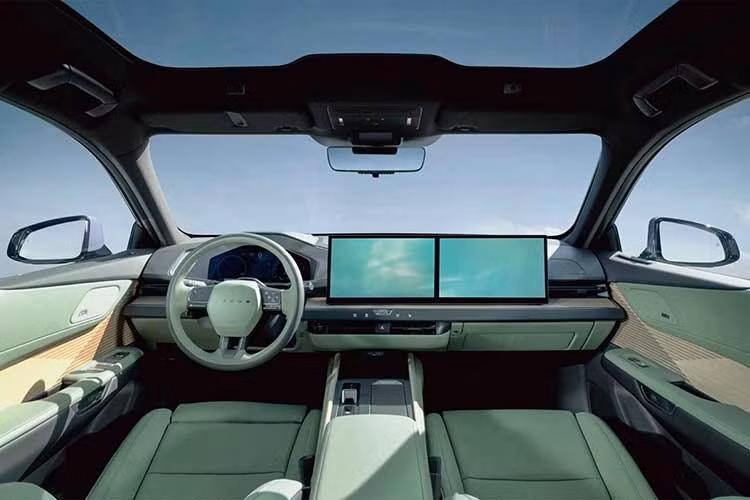 Phiên bản Lexsu ES 350e mới sẽ được trang bị một mô-tơ điện đặt cầu trước, cho công suất 224 mã lực. Mẫu xe này có khả năng tăng tốc từ 0 đến 100 km/h trong 8,9 giây, với phạm vi hoạt động lên tới 635 km theo chuẩn NEDC.