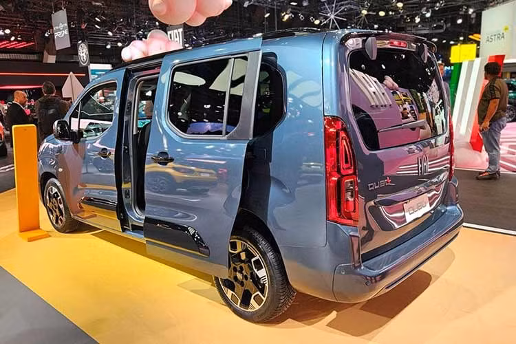 Đợt ra mắt ban đầu sẽ chỉ bao gồm năm màu ngoại thất: Trắng Gelato, Đen Cinema, Đỏ, Xanh Foresta và Riviera. Công ty cũng xác nhận Qubo L sẽ được trang bị Magic Windows (mái kính đa năng) và Extended Grip Control cho nhiều điều kiện lái xe khác nhau.