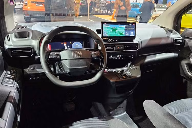 Mẫu Qubo L mới sẽ có 2 kích cỡ. Sẽ có phiên bản tiêu chuẩn 5 chỗ ngồi và phiên bản dài hơn có khả năng chở 7 người. Phiên bản này dài hơn 350 mm, sẽ có hàng ghế thứ hai điều chỉnh riêng biệt và hàng ghế thứ ba có thể tháo rời.