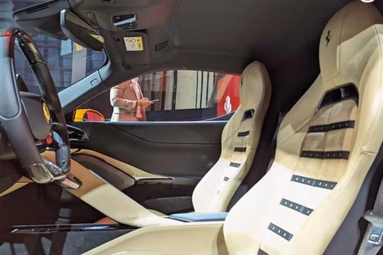 "Cần số" của Ferrari 849 Testarossa mang hơi hướng thiết kế của những mẫu xe số sàn trong quá khứ. Ngoài ra, Ferrari cung cấp cho khách hàng 3 tùy chọn ghế ngồi, trong đó có hai loại có khung ghế làm từ sợi carbon nhằm giảm trọng lượng. Chiếc được trưng bày tại Thái Lan là loại ghế tiêu chuẩn.