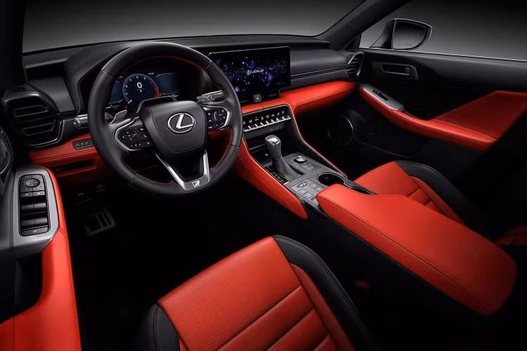 Với phiên bản 2026, Lexus đã dành phần lớn thời gian để nâng cấp khoang cabin của chiếc sedan, trang bị màn hình thông tin giải trí 12,3 inch mới, cùng với cụm đồng hồ kỹ thuật số 12,3 inch tương ứng.