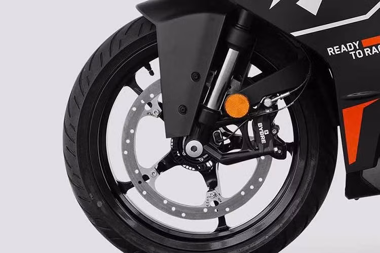 Xe sử dụng vành hợp kim 17 inch với lốp có tiết diện 110 ở phía trước và lốp 140 ở phía sau. Hệ thống phanh cũng được giữ nguyên, bao gồm đĩa phanh trước 320mm và đĩa phanh sau 230mm.