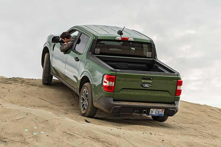 Chỉ có sẵn với động cơ V6 hút khí tự nhiên, Ridgeline là mẫu xe ngốn xăng nhất trong ba mẫu xe bán tải thân liền khối được đề cập trong bài viết này. Cơ quan Bảo vệ Môi trường ước tính mức tiêu hao nhiên liệu lên tới 21 dặm/gallon (11,2 lít/100 km) trên chu trình thử nghiệm kết hợp, trái ngược với mức tối đa 25 dặm/gallon (9,4 lít/100 km) của Santa Cruz với động cơ I4 hút khí tự nhiên.