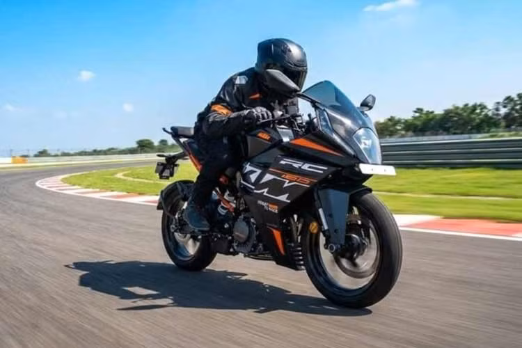 So với Yamaha R15, KTM RC 160 nổi bật do được trang bị hệ thống ABS hai kênh tiêu chuẩn, cùng với chế độ Supermoto cho phép phanh khoá bánh sau để dễ thực hiện các kỹ thuật như drift hơn.