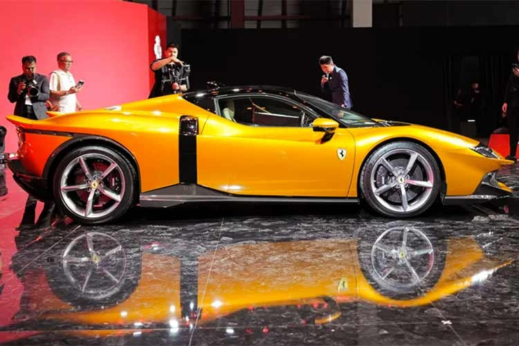 Hiện chưa rõ đã có đại gia Việt nào đặt mua dòng siêu xe Ferrari 849 Testarossa hay chưa, nhưng việc có 1 xe nhăm nhe về nước để giới thiệu cũng sẽ giúp những khách hàng tò mò dòng xe này, có xe trưng bày để chiêm ngưỡng.