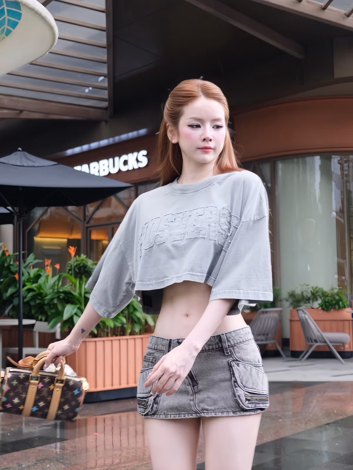 Mie diện chiếc áo thun crop top form rộng, màu xám tro, với họa tiết chữ nổi cá tính. Thiết kế ngắn cũn cỡn này đã giúp cô phô diễn tối đa vòng eo thon gọn, phẳng lì và đặc biệt là cơ bụng săn chắc, khiến người xem không thể rời mắt.