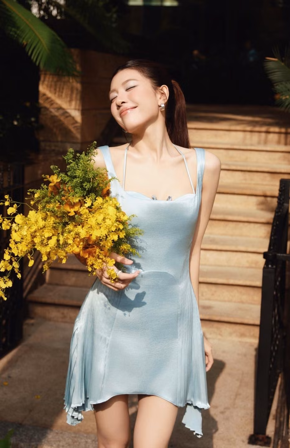 Phong cách trang điểm nhẹ nhàng, tập trung vào làn da căng bóng và đôi mắt to tròn giúp LAMOON ghi điểm tuyệt đối.