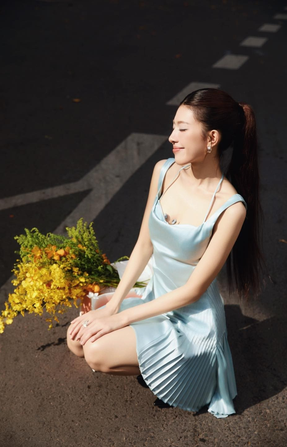 Không khó để nhận ra sự thay đổi tích cực của LAMOON theo thời gian. Nếu trước đây cô gây thiện cảm bởi vẻ đáng yêu, gần gũi thì hiện tại, nhan sắc đã có phần trưởng thành, sắc nét hơn nhưng vẫn giữ được nét trong trẻo đặc trưng.