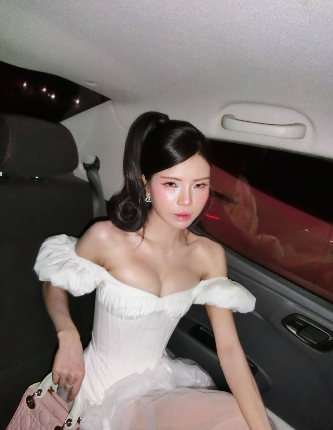 Vốn quen thuộc với hình ảnh chỉn chu, năng động trên sân khấu eSports, Mai Dora lần này khiến người hâm mộ bất ngờ khi xuất hiện với phong cách gợi cảm hơn thường thấy.