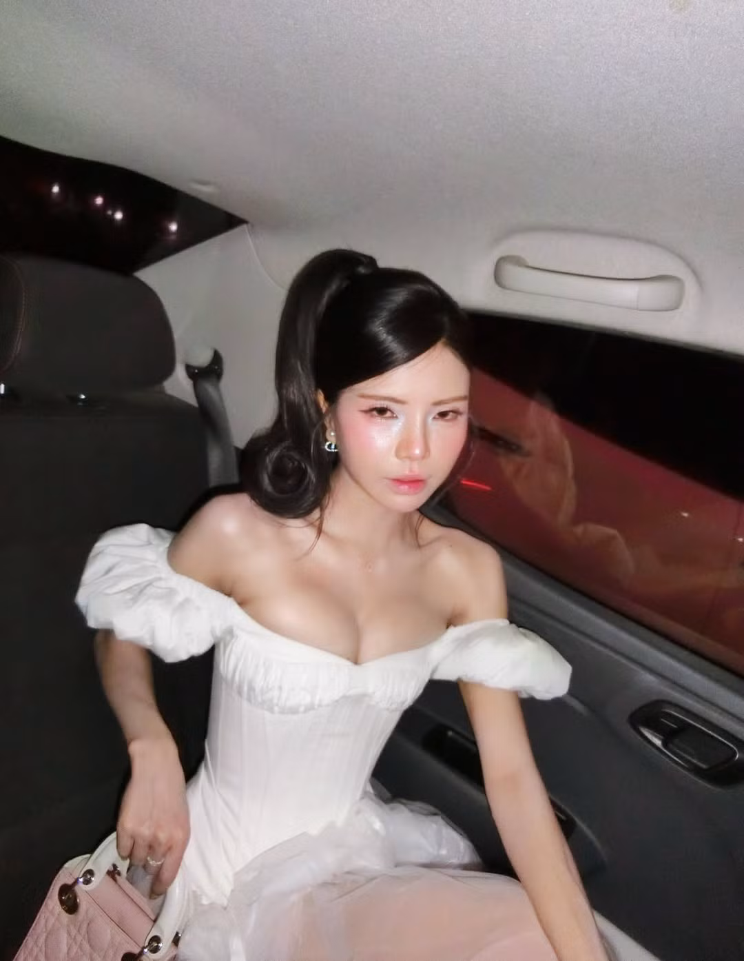 Vốn quen thuộc với hình ảnh chỉn chu, năng động trên sân khấu eSports, Mai Dora lần này khiến người hâm mộ bất ngờ khi xuất hiện với phong cách gợi cảm hơn thường thấy.