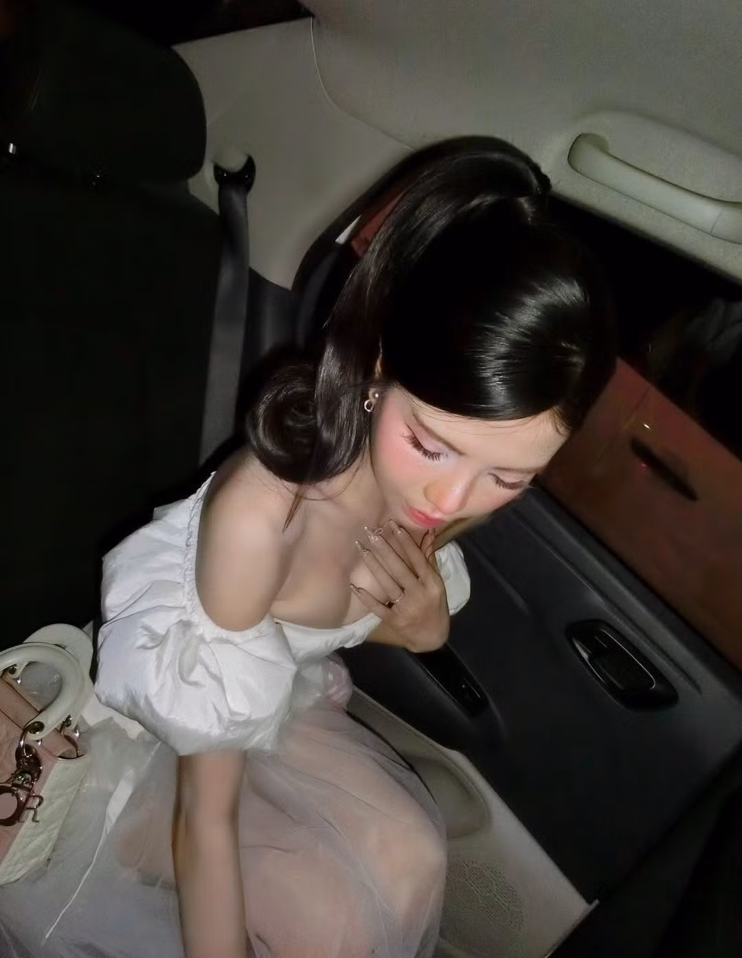 Bộ váy trắng trễ vai ôm sát phần thân trên, kết hợp cùng chất liệu mềm mại, giúp tôn lên đường cong cơ thể một cách tinh tế. Không cần tạo dáng cầu kỳ, chỉ với vài góc máy chụp trong không gian xe hơi về đêm, nữ MC vẫn toát lên sức hút riêng.