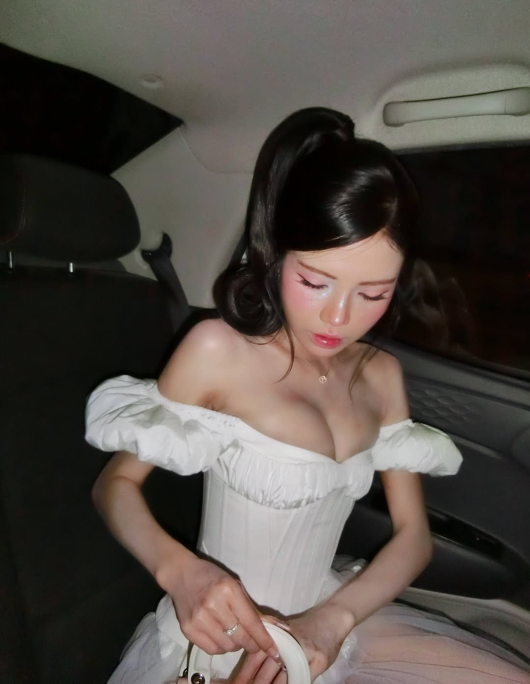 Nhiều cư dân mạng nhận xét Mai Dora ngày càng tự tin hơn trong việc lựa chọn trang phục, biết cách làm mới hình ảnh nhưng vẫn giữ được nét thanh lịch vốn có.