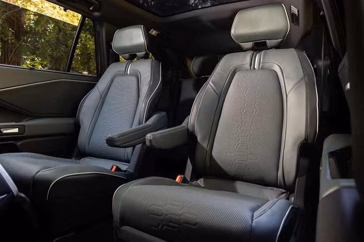 Về không gian, mẫu xe SUV Subaru Getaway thể hiện ưu thế vượt trội khi sở hữu khoang hành lý rộng 1.291 lít phía sau hàng ghế thứ hai, vượt xa thông số của Kia EV9. Ngay cả khi sử dụng cả ba hàng ghế, xe vẫn còn 450 lít dung tích chứa đồ.