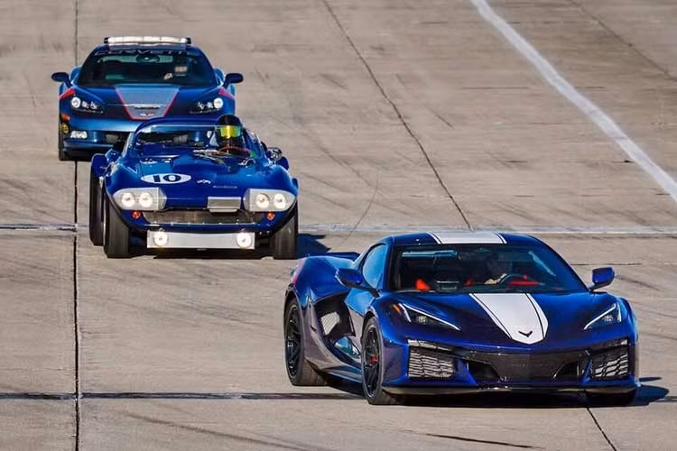 Chevrolet cho biết các mẫu Stingray và Grand Sport dự kiến ​​sẽ chiếm phần lớn doanh số bán Corvette, biến động cơ LS6 mới trở thành xương sống thực sự của dòng xe này. Việc sản xuất Corvette Stingray, Grand Sport và Grand Sport X năm 2027 sẽ bắt đầu vào mùa hè này tại nhà máy Bowling Green ở Mỹ.