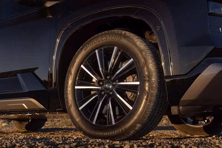 Điểm nhấn đáng chú ý nhất trên Subaru Getaway nằm ở hệ truyền động với hai mô-tơ điện, sản sinh công suất kết hợp lên tới 420 mã lực. Con số này giúp Getaway vượt qua đối thủ cùng phân khúc là Highlander và trở thành chiếc xe mạnh nhất trong danh mục sản phẩm của hãng.