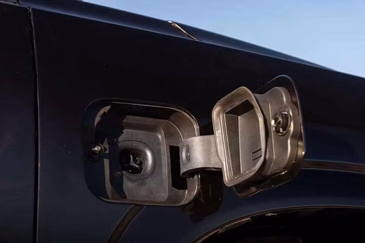 Dù là xe điện, Getaway vẫn giữ vững bản sắc của Subaru với hệ dẫn động bốn bánh tiêu chuẩn, khoảng sáng gầm xe 211 mm và hệ thống hỗ trợ đi địa hình X-Mode. Xe có khả năng kéo lên tới 1.588 kg, phù hợp cho các chuyến dã ngoại gia đình.