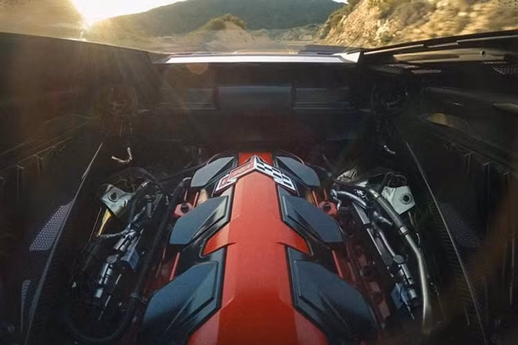 Tổng công suất tăng lên 721 mã lực với động cơ điện cung cấp mô-men xoắn tức thời cho trục trước để cải thiện độ bám đường và khả năng tăng tốc. Giống như các mẫu Corvette điện hóa, hệ thống này cho phép lái xe hoàn toàn bằng điện ở tốc độ thấp trong phạm vi giới hạn, trong khi các chế độ đường đua như Endurance, Qualifying và Push-to-Pass sẽ quản lý cách pin phân bổ năng lượng.