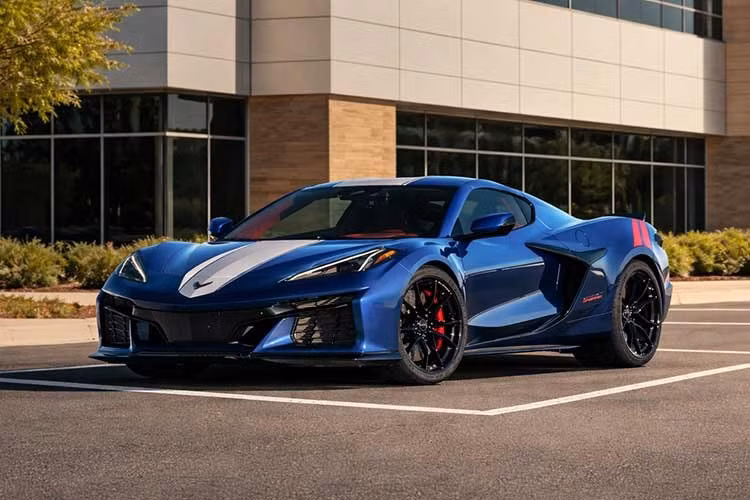 Hãng xe Chevrolet đã tận dụng tối đa lịch sử của dòng Grand Sport cho thiết kế, với các vạch kẻ đặc trưng, ​​màu sắc truyền thống và các tùy chọn mâm xe rèn hoặc sợi carbon mới. Màu xanh Admiral Blue trở lại, và các xe phiên bản Launch Edition có nội thất màu Santorini Blue với điểm nhấn màu đỏ và các chi tiết trang trí độc đáo.