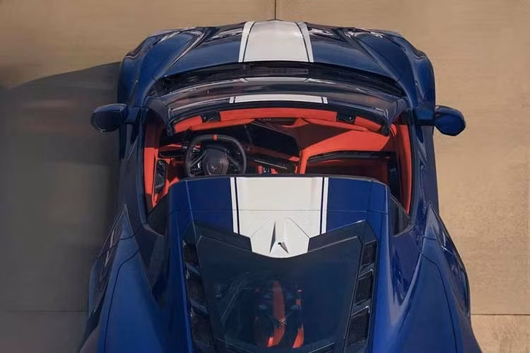 Động cơ mới có tỷ lệ nén 13.0:1, các chi tiết bên trong được rèn, hệ thống bôi trơn được cải tiến và hệ thống nạp khí kiểu họng gió cưỡng bức với bướm ga 95mm. Công suất được truyền đến bánh sau thông qua hộp số ly hợp kép 8 cấp, giữ nguyên bố cục dẫn động cầu sau truyền thống của phiên bản Grand Sport tiêu chuẩn.