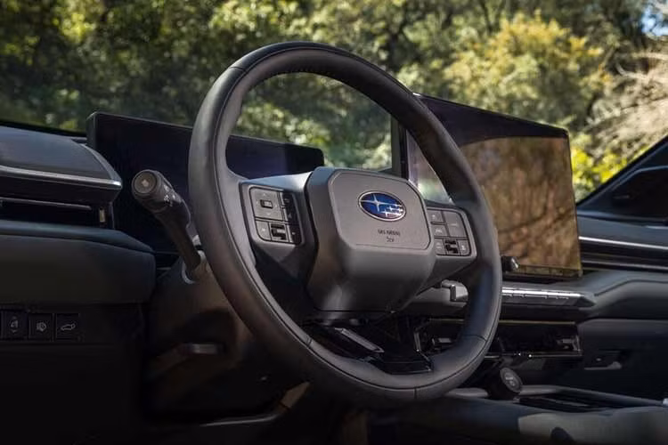 Hãng xe Nhật khẳng định thiết kế nội thất được tối ưu để người trưởng thành cao 1,8m có thể ngồi thoải mái ở bất kỳ vị trí nào. Khách hàng có thể lựa chọn cấu hình hàng ghế thứ hai dạng ghế thương gia độc lập hoặc ghế băng dài tùy theo nhu cầu sử dụng.