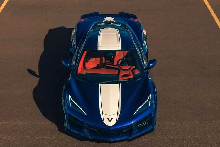 Động cơ V8 dự kiến ​​sẽ sớm được trang bị cho toàn bộ dòng xe Corvette - có mã LS6, động cơ nạp khí tự nhiên này sản sinh công suất 535 mã lực và mô-men xoắn 705Nm, biến nó trở thành cỗ máy V8 hút khí tự nhiên có mô-men xoắn cao nhất từng được trang bị trên một chiếc Corvette từ nhà máy.