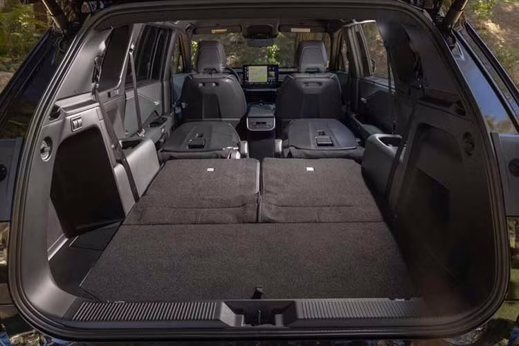 Nhằm gia tăng trải nghiệm cao cấp, Subaru cung cấp các tùy chọn như ghế thông gió, hệ thống sưởi cho tất cả các hàng ghế và cửa sổ trời toàn cảnh, giúp không gian bên trong luôn thông thoáng và tiện nghi.