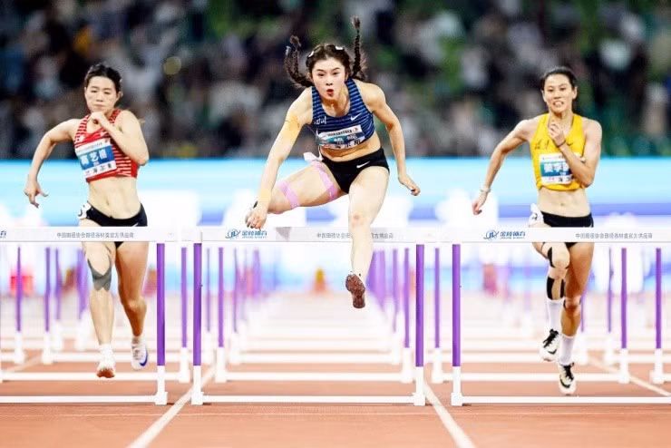 Tối 4/8, Wu Yanni (Ngô Diễm Ni) (giữa) thắng chung kết 100 m rào nữ tại giải vô địch điền kinh Trung Quốc 2025, với thời gian 13 giây 15, đánh dấu lần thứ sáu vô địch toàn quốc.