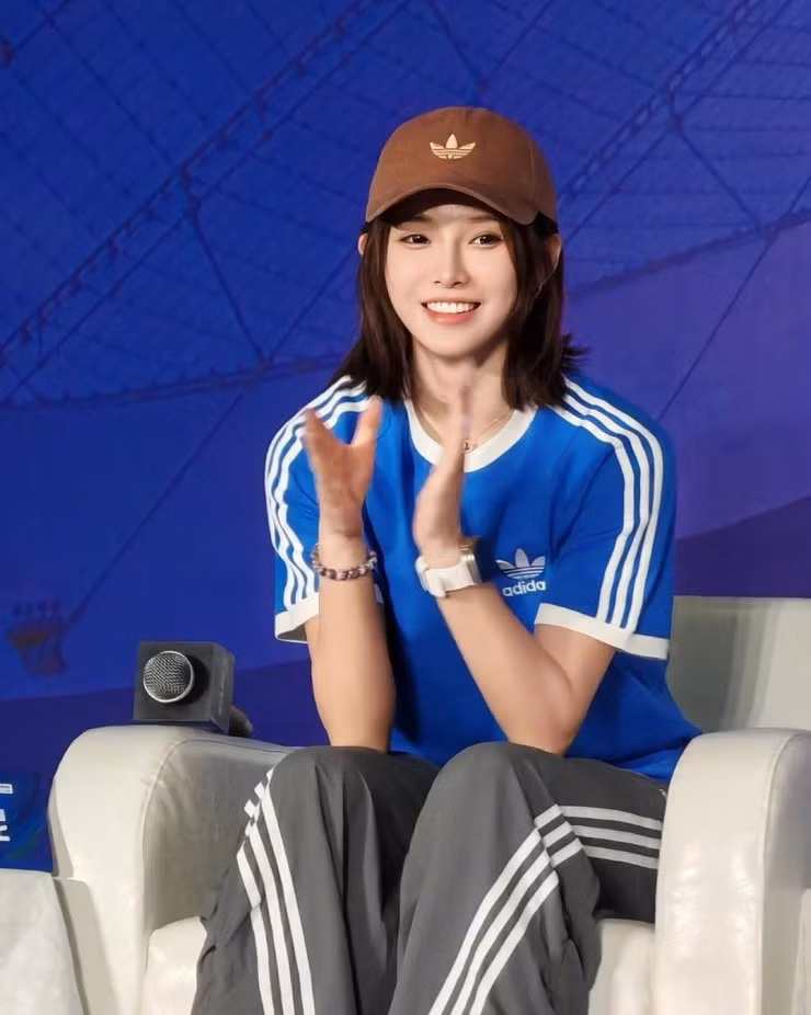 Nhiều khán giả Trung Quốc gọi cô danh xưng hotgirl, "nữ thần làng điền kinh" hay "sao thể thao có nhan sắc tựa sương mai".