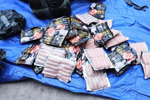 Bên trong là các gói xúc xích có bao bì in chữ nước ngoài với tổng trọng lượng lên tới 2.340kg. Ảnh: Công an tỉnh Tuyên Quang.