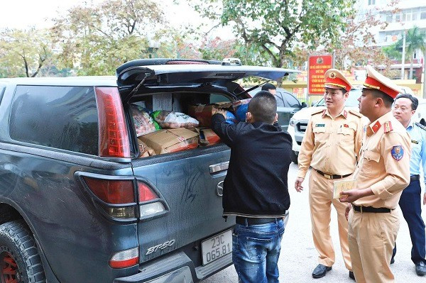 Lực lượng chức năng dừng và kiểm tra xe bán tải biển kiểm soát 23C-065.81. Ảnh: Công an tỉnh Tuyên Quang.