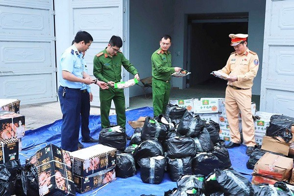 Qua kiểm tra, lực lượng chức năng phát hiện trên thùng xe chứa nhiều túi nilon đen. Ảnh: Công an tỉnh Tuyên Quang.