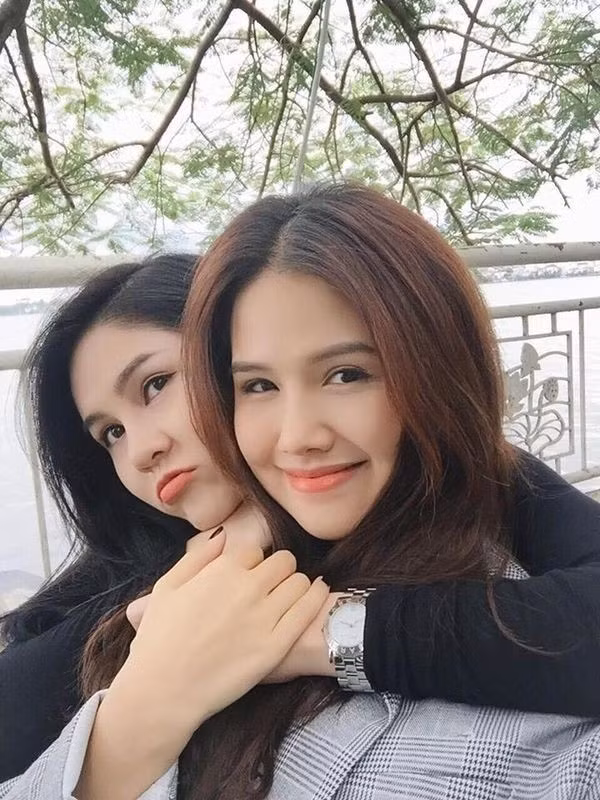 Có người ví von Phanh Lee và cô bạn thân "như hình với bóng" vì thường xuất hiện cùng nhau trong nhiều chuyến du lịch, sự kiện và những buổi tiệc cùng bạn bè.