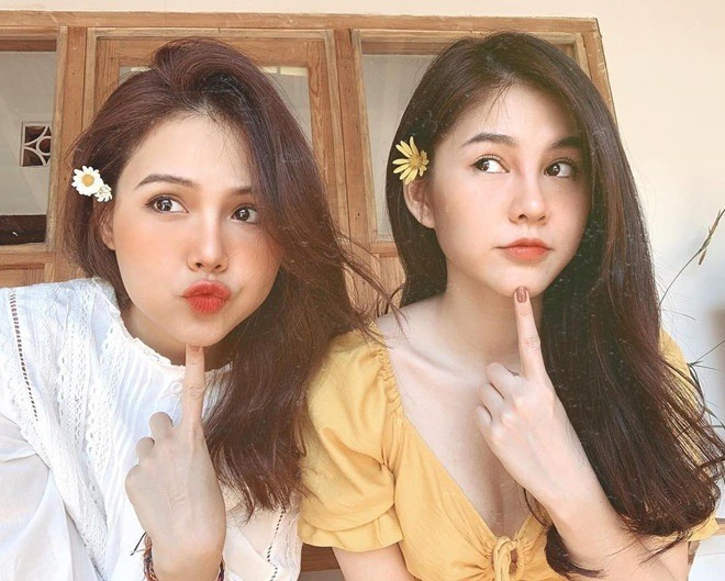 Là những gương mặt quen thuộc trong cộng đồng hot girl Hà Nội đời đầu, Phanh Lee (tên thật Lê Phương Anh) (trái) và Vũ Thu Hoài (phải) luôn được nhắc đến như biểu tượng nhan sắc một thời. Sau nhiều năm, vẻ đẹp của cả hai không hề phai nhạt mà trái lại còn trở nên đằm thắm, sắc sảo hơn.