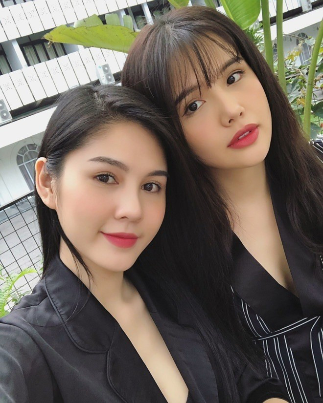 Phanh Lee (trái) ghi dấu ấn với gương mặt thanh tú, làn da trắng mịn cùng nụ cười nhẹ nhàng. Dù đã rời xa showbiz để tập trung cho cuộc sống gia đình, mỗi lần xuất hiện, cô vẫn nhận về “cơn mưa” lời khen bởi vẻ đẹp nền nã, sang trọng.