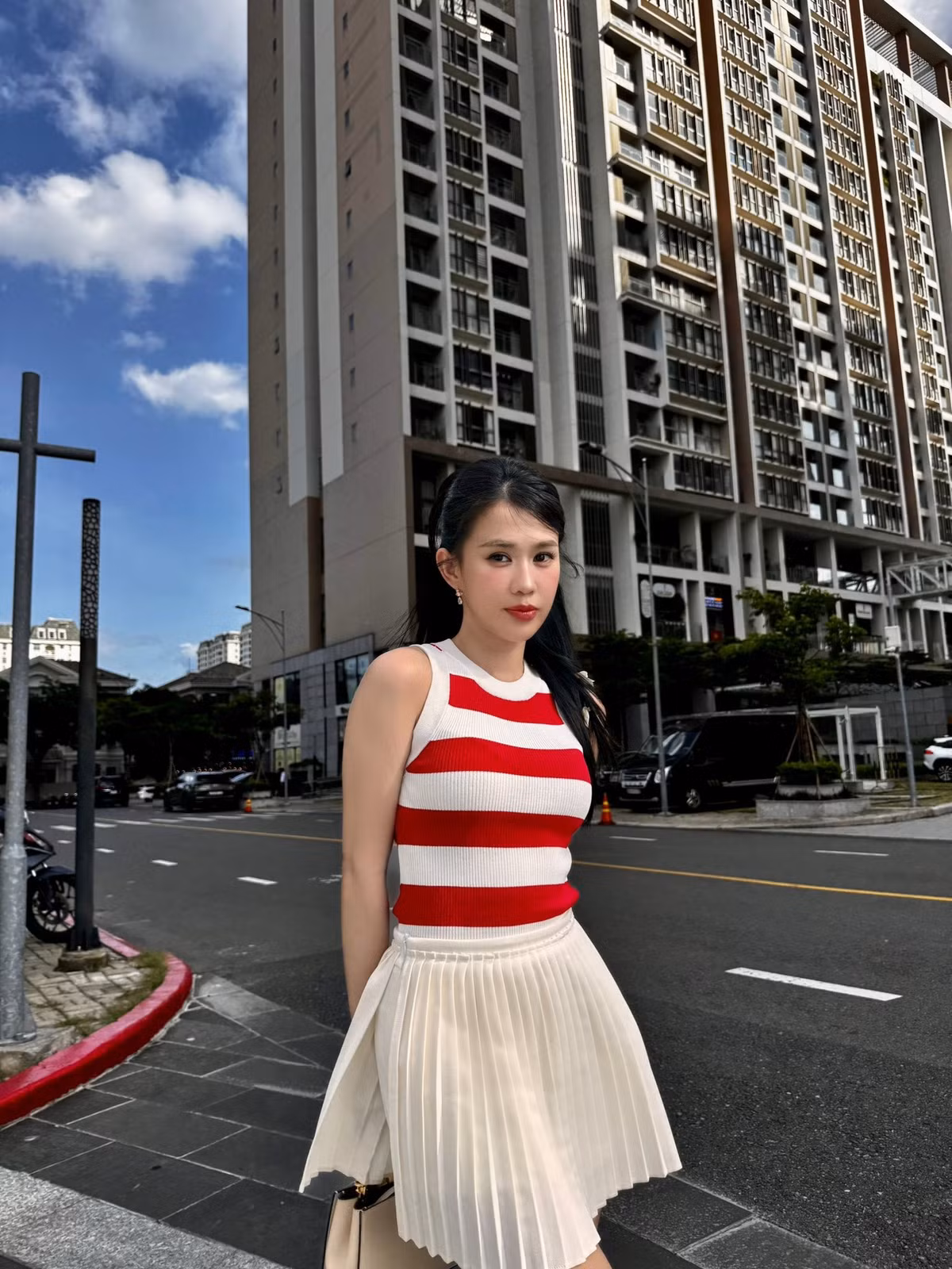 Ngọc Thảo hài hước chia sẻ rằng bản thân có tính cách trẻ trung như gương mặt nên mong mọi người “đừng bắt đi lấy chồng”, câu trả lời nhanh chóng nhận được sự đồng cảm và ủng hộ từ đông đảo cư dân mạng.