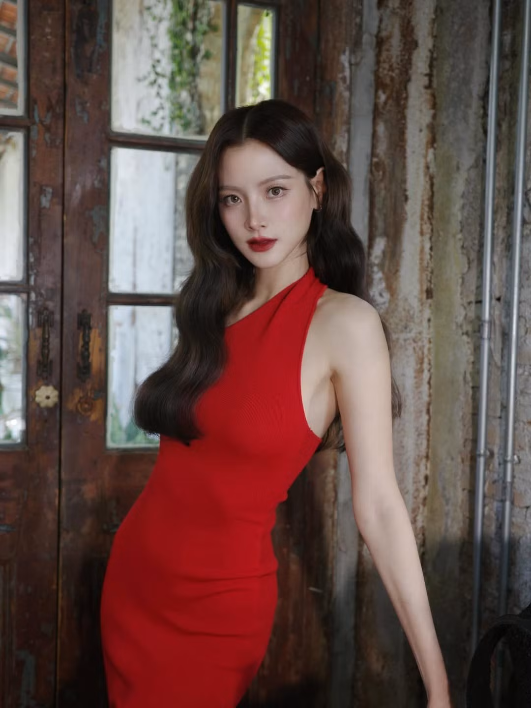 “Nữ thần Thái Lan” Baifern Pimchanok một lần nữa khiến mạng xã hội bùng nổ khi đăng tải loạt ảnh mới trên Instagram cá nhân. Trong bộ váy đỏ rực ôm sát cơ thể, mỹ nhân Thái cho thấy đẳng cấp visual hàng đầu, xứng danh một trong những nữ diễn viên sở hữu nhan sắc đẹp nhất xứ Chùa Vàng.