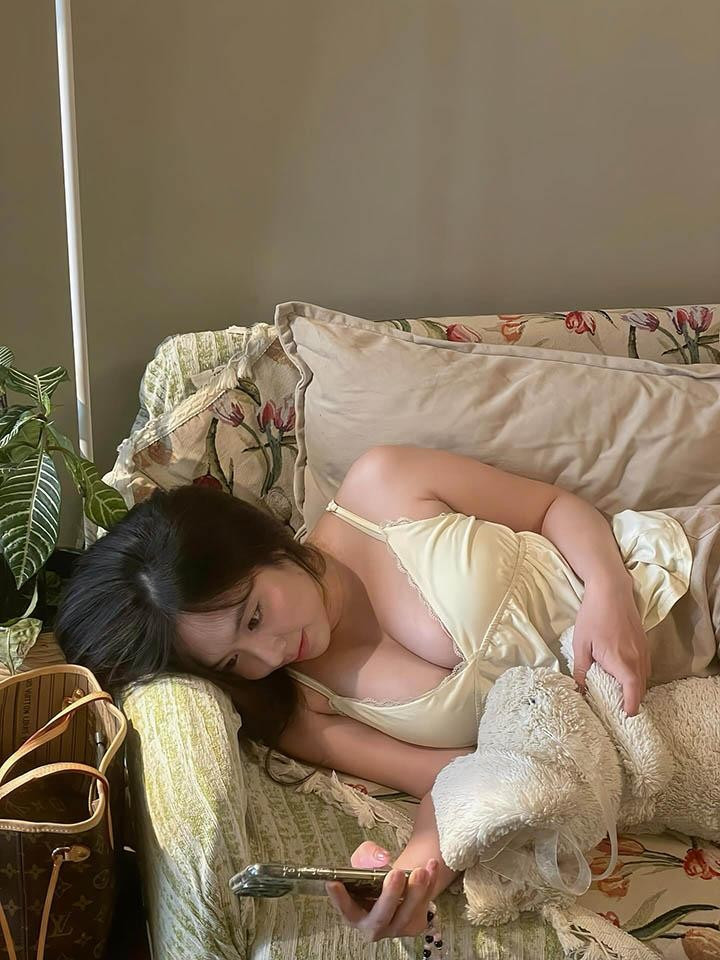 Có thể thấy, Duyên Nguyễn đã và đang xây dựng hình ảnh một hot girl "gen Z": Xinh đẹp, sành điệu và có sức ảnh hưởng.