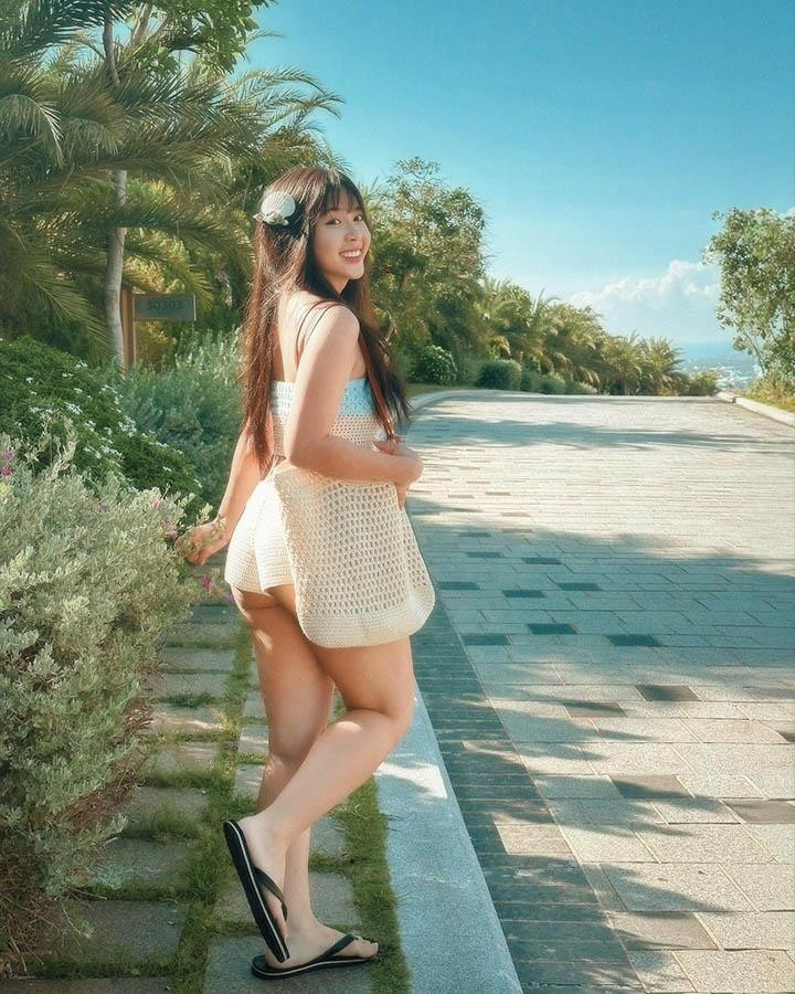 Sự xuất hiện của Duyên Nguyễn trong video quá đỗi thu hút, từ thần thái, gương mặt đến trang phục tinh tế, đặc biệt là chiếc váy đã khéo léo tôn lên vòng một đầy đặn của cô. Yếu tố này đã vô tình (hoặc cố ý) làm lu mờ đi nội dung chính là... thức ăn. Người xem thừa nhận, họ chỉ kịp lướt qua vẻ ngoài xinh đẹp, khí chất của cô mà bỏ qua phần ẩm thực.