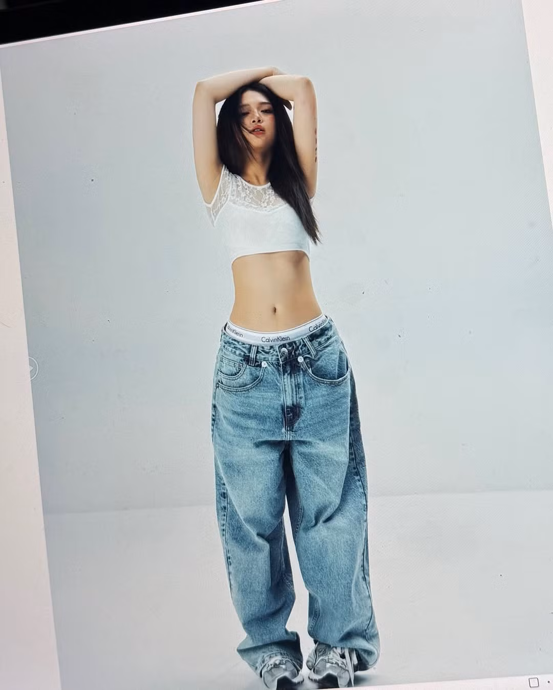 Sự xuất hiện của những hình xăm tiny trên người Linh Ka một lần nữa chứng minh rằng các bạn trẻ ngày nay ngày càng mạnh dạn thể hiện cá tính thông qua nghệ thuật xăm mình, đặc biệt là những hình xăm nhỏ, tối giản nhưng mang đầy ý nghĩa.