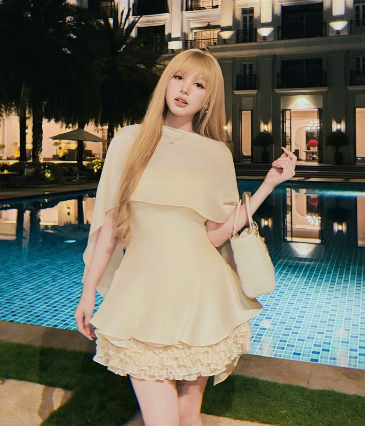 Bên cạnh nhan sắc nổi bật, gu thời trang của Xoài Non cũng là điểm cộng lớn. Từ hình ảnh nhẹ nhàng, nữ tính thuở mới nổi, hot girl sinh năm 2002 mạnh dạn thử nghiệm nhiều phong cách khác nhau: khi cá tính với street style năng động, lúc quyến rũ trong những thiết kế ôm sát khoe vóc dáng, khi lại sang chảnh không kém các mỹ nhân thảm đỏ.