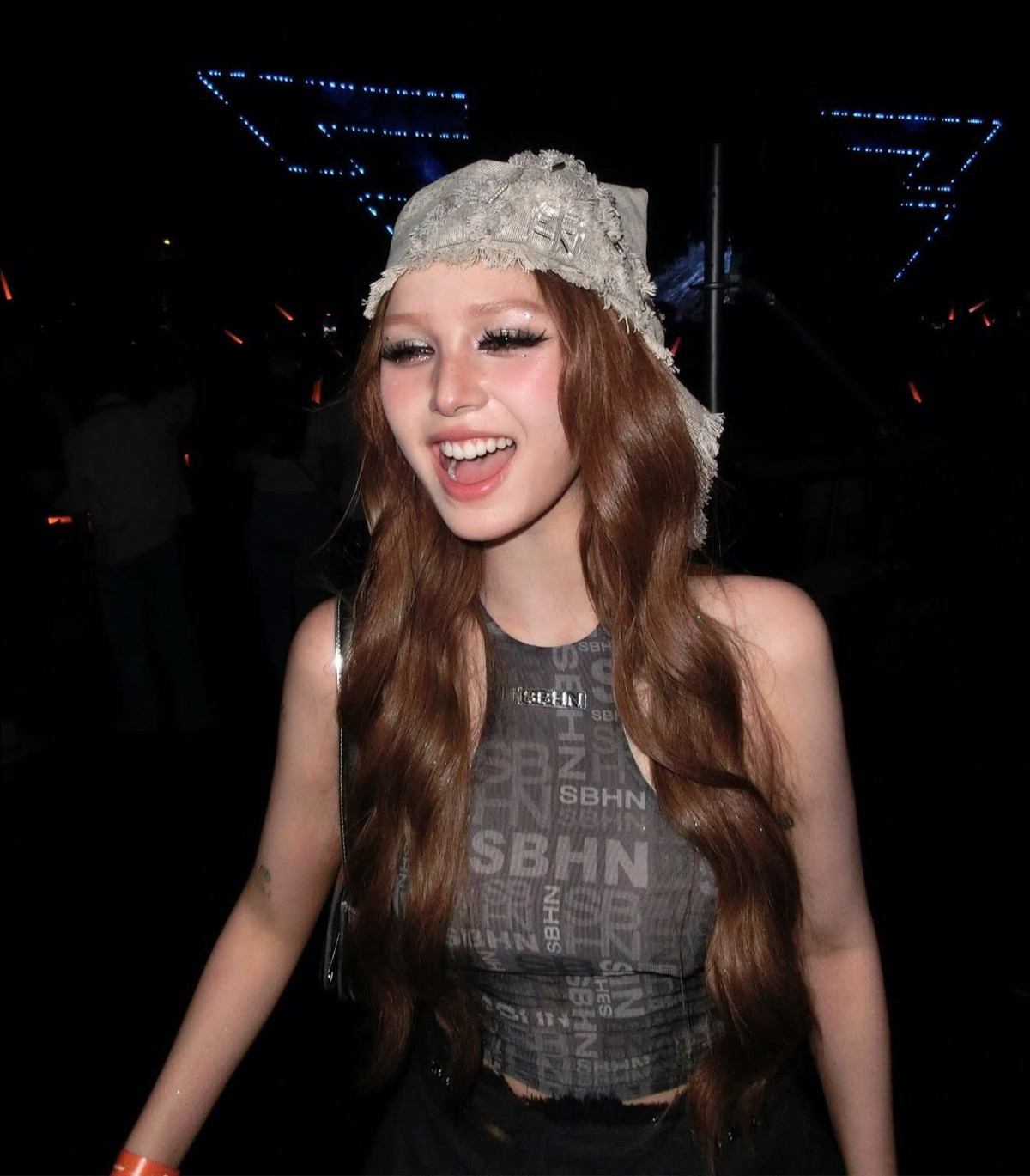 Không dừng lại ở nghệ thuật, Xoài Non còn lấn sân sang kinh doanh online và livestream bán hàng. Sự nhạy bén, khả năng giao tiếp tốt cùng hình ảnh cá nhân có sức ảnh hưởng giúp cô đạt được những thành công nhất định, xây dựng nguồn thu nhập ổn định ở độ tuổi còn rất trẻ.