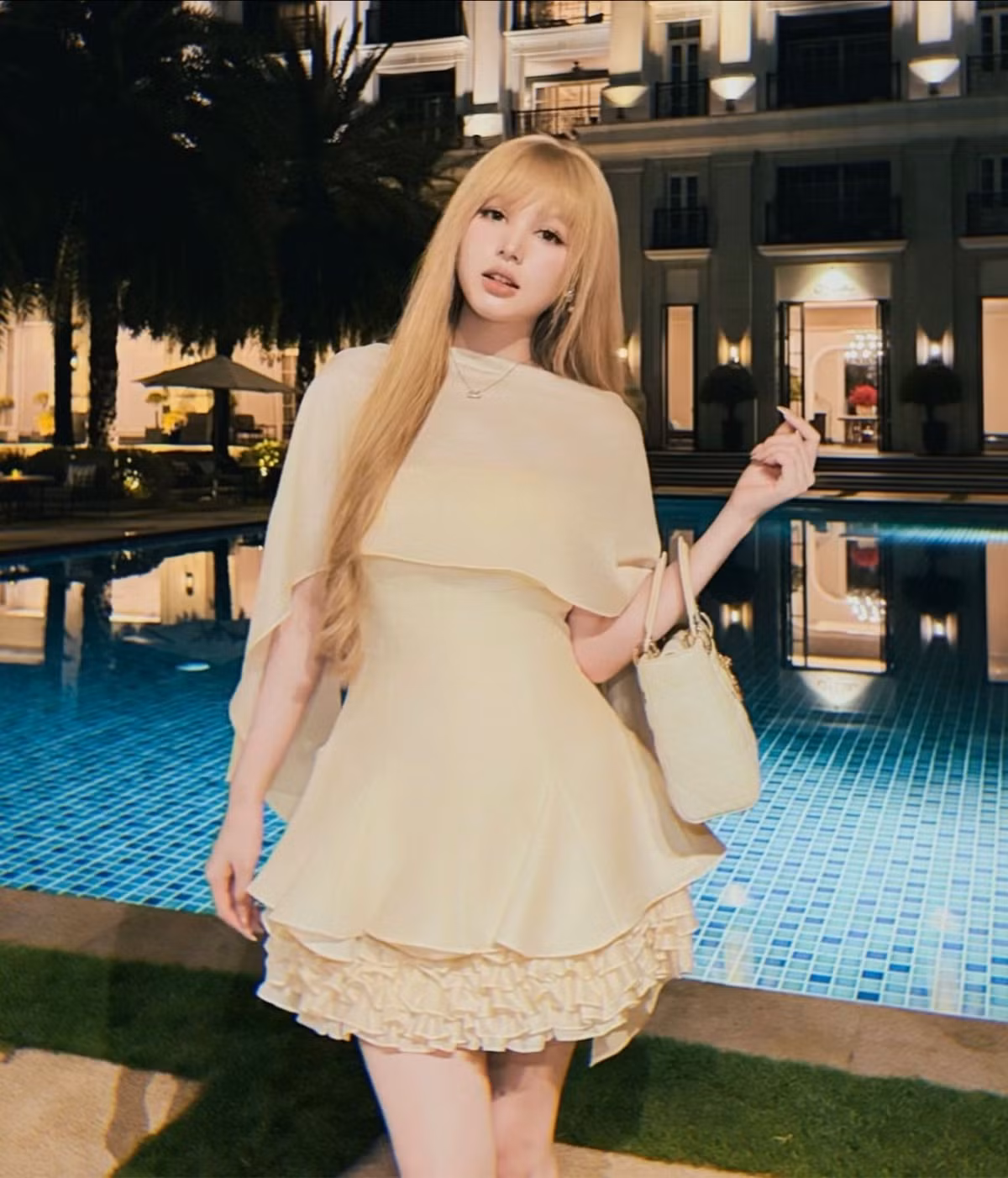 Bên cạnh nhan sắc nổi bật, gu thời trang của Xoài Non cũng là điểm cộng lớn. Từ hình ảnh nhẹ nhàng, nữ tính thuở mới nổi, hot girl sinh năm 2002 mạnh dạn thử nghiệm nhiều phong cách khác nhau: khi cá tính với street style năng động, lúc quyến rũ trong những thiết kế ôm sát khoe vóc dáng, khi lại sang chảnh không kém các mỹ nhân thảm đỏ.