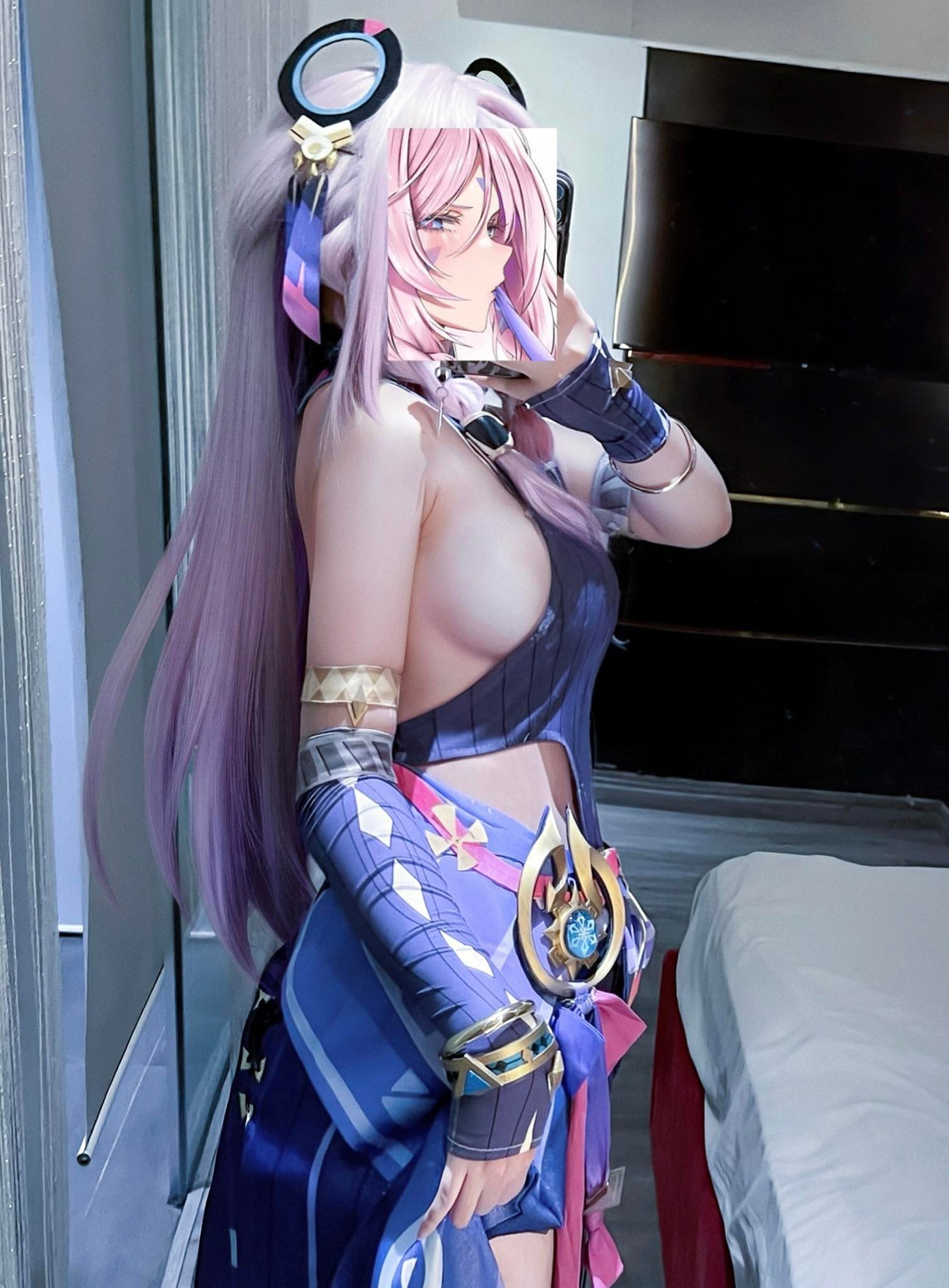 Dù là cosplay nhân vật nữ chiến binh mạnh mẽ, nàng hầu gợi cảm hay ma nữ huyền bí... gương mặt của Azu luôn được che bằng icon của chính nhân vật đó.