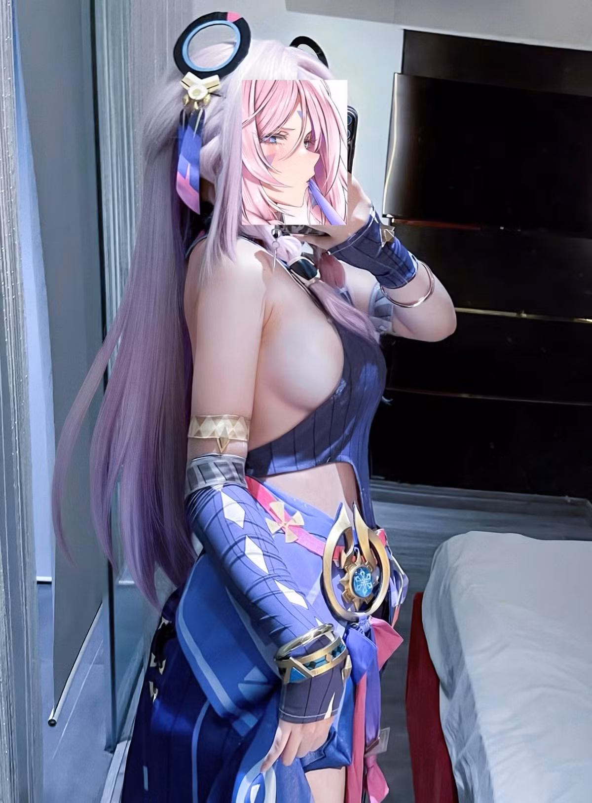 Dù là cosplay nhân vật nữ chiến binh mạnh mẽ, nàng hầu gợi cảm hay ma nữ huyền bí... gương mặt của Azu luôn được che bằng icon của chính nhân vật đó.