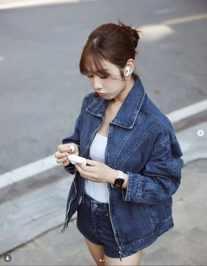 Không chỉ được yêu mến nhờ ngoại hình, cuộc sống đời thường của Trang Lou cũng nhận được nhiều sự quan tâm. Cô tên thật là Phạm Thu Trang, tốt nghiệp Đại học Mỹ thuật Việt Nam và sớm nổi tiếng trên mạng xã hội nhờ ngoại hình xinh xắn, tính cách gần gũi.