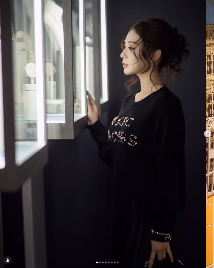 Bên cạnh đó, chế độ ăn uống khoa học, hạn chế tinh bột xấu, tăng cường rau xanh và protein cũng là “chìa khóa” giúp Trang Lou nhanh chóng lấy lại vóc dáng sau sinh.