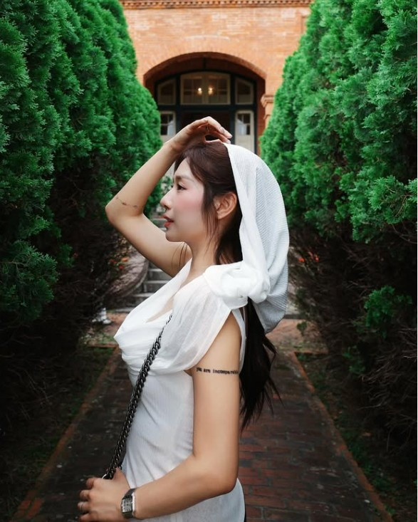 Chia sẻ về bí quyết giữ dáng, Trang Lou từng cho biết cô ưu tiên các bộ môn nhẹ nhàng nhưng hiệu quả như yoga, pilates và gym cường độ vừa phải. Việc tập luyện đều đặn không chỉ giúp siết dáng mà còn mang lại tinh thần tích cực, giúp cô cân bằng giữa công việc và cuộc sống gia đình.