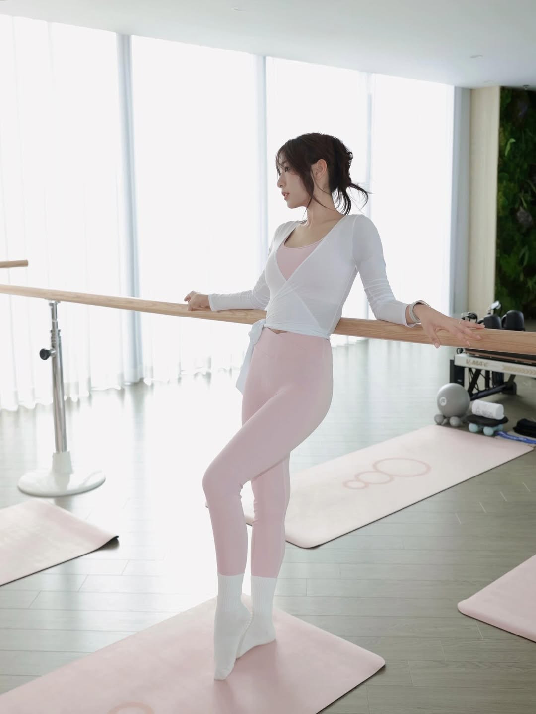 Trong loạt ảnh mới được chia sẻ, Trang Lou diện trang phục thể thao gam hồng – trắng nhẹ nhàng, khoe trọn vóc dáng gọn gàng cùng đường cong mềm mại.