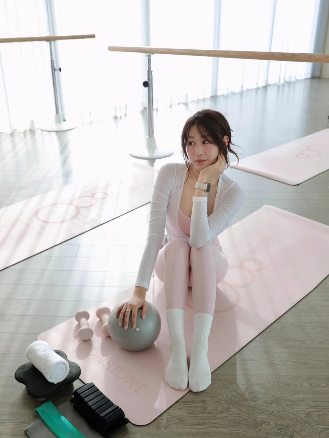 Dù theo đuổi phong cách tối giản, không cầu kỳ trang điểm, nhan sắc của Trang Lou vẫn ghi điểm nhờ sự tự nhiên và thần thái khỏe khoắn.